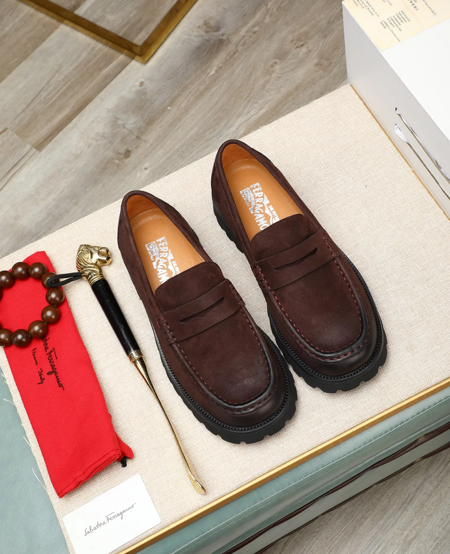 Men's shoes 💰520 📛📛(water-dyed cow lining) Salvatore Ferragamo high-end (Salvatore Ferragamo) is the world's top luxury footwear brand. It comes from the fashion kingdom of Italy. It is famous all over the world for its traditional handmade design and novel styles... 🚶🏻🚶🏻New suit shoes are on sale simultaneously at the counter. This model is purely handmade. The fabric is imported Italian calfskin➕soft water-dyed cowhide lining. Original authentic outsole🌀🌀Size: 38➖44.